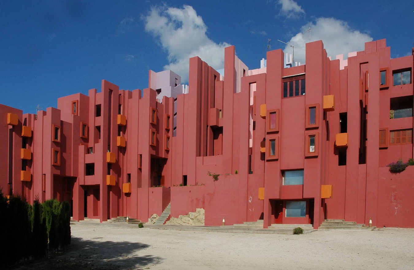 Vista frontal y actual de la Muralla Roja (2007)