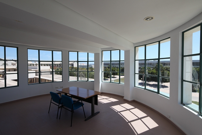 Sala mirador del piso 2º de la Torre donde se aprecian las vistas y los pórticos de hormigón (J.Oliva)