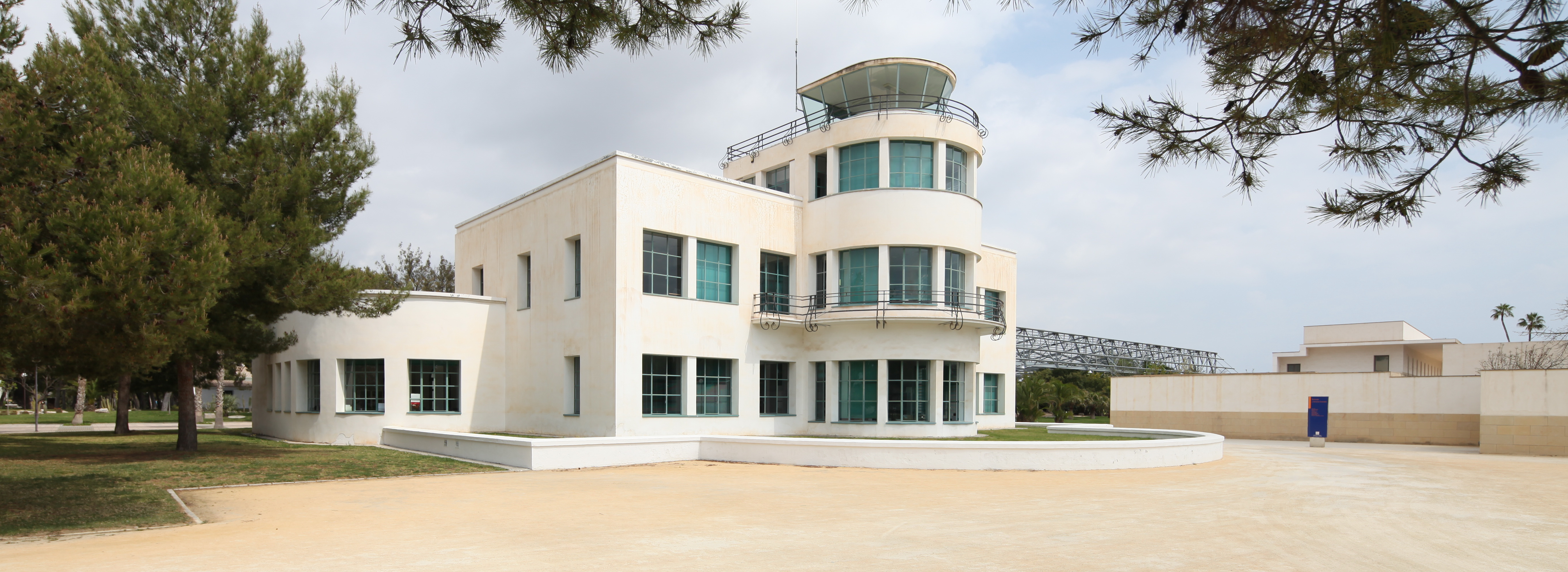 Vista exterior de la Torre de Control en la actualidad junto al Hangar y el edificio de Rectorado (J. Oliva)