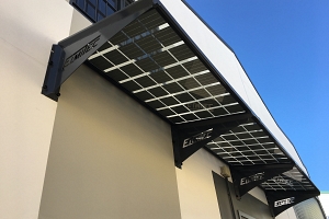 SOLAR INNOVA suministra los módulos BIPV para la instalación de un alero fotovoltaico en la fachada de la empresa Elmitec en Albacete