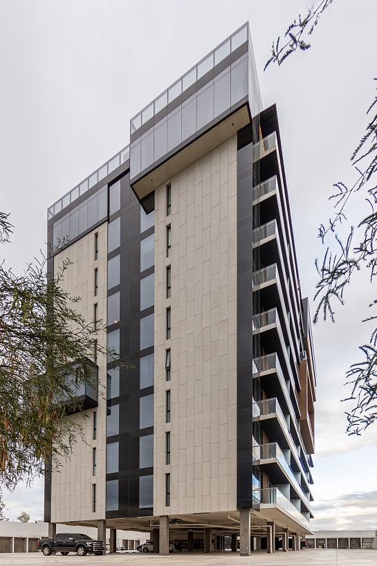 Torre Omega Black
