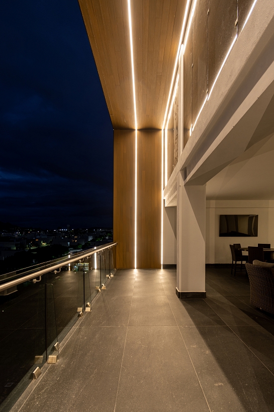 Torre Omega Black