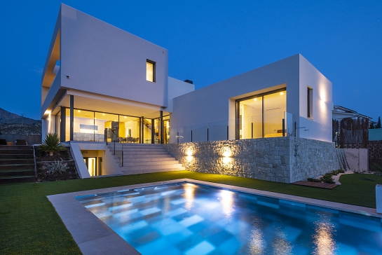 VIVIENDA EN PENDIENTE . Petrer . Alacant . España