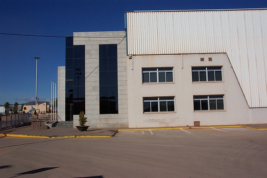 Edificio de oficinas y exposición cerámica