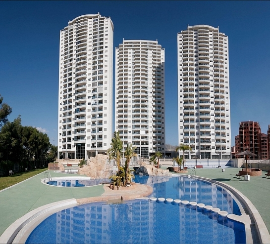 Edificios en altura para viviendas, apartamentos, locales, garajes, con piscina y Urbanización . Villajoyosa . Alacant . España