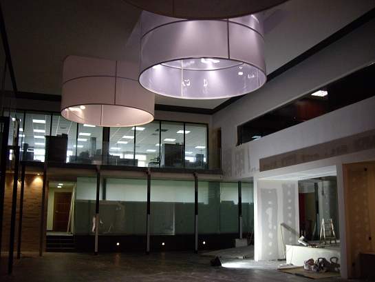 Edificio de oficinas y exposición cerámica