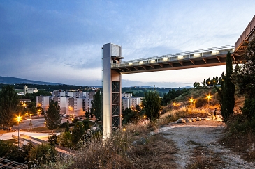 Ascensor urbano en Echavacoiz . Pamplona/Iruña . Navarra . España