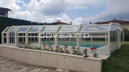 Cubierta de piscina telescópica.