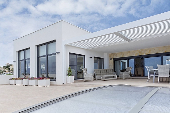 PÉRGOLA BIOCLIMÁTICA SAXUN INSTALADA EN UN CHALET DE LA COSTA BLANCA