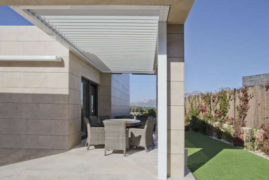 PÉRGOLA BIOCLIMÁTICA SAXUN INSTALADA EN CHALET EN LA COSTA NORTE DE ALICANTE