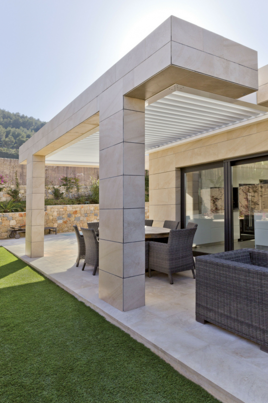 PÉRGOLA BIOCLIMÁTICA SAXUN INSTALADA EN CHALET EN LA COSTA NORTE DE ALICANTE