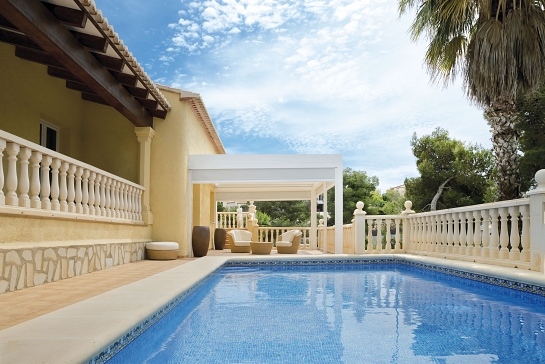 PÉRGOLA EN CASA DE VERANO