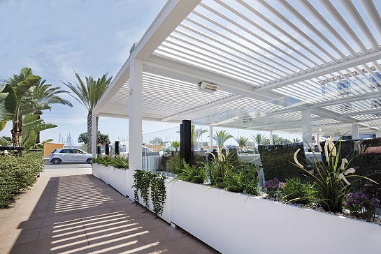 PÉRGOLA BIOCLIMÁTICA PROTEGIENDO LA TERRAZA DE RESTAURANTE MEDITERRÁNEO
