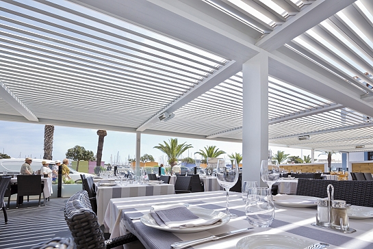 PÉRGOLA BIOCLIMÁTICA PROTEGIENDO LA TERRAZA DE RESTAURANTE MEDITERRÁNEO