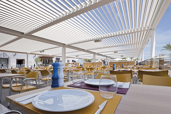 PÉRGOLA BIOCLIMÁTICA PROTEGIENDO LA TERRAZA DE RESTAURANTE MEDITERRÁNEO