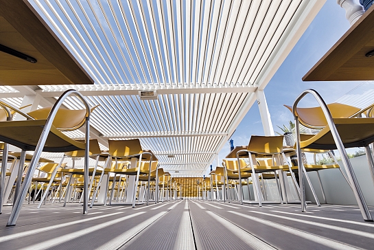 PÉRGOLA BIOCLIMÁTICA PROTEGIENDO LA TERRAZA DE RESTAURANTE MEDITERRÁNEO