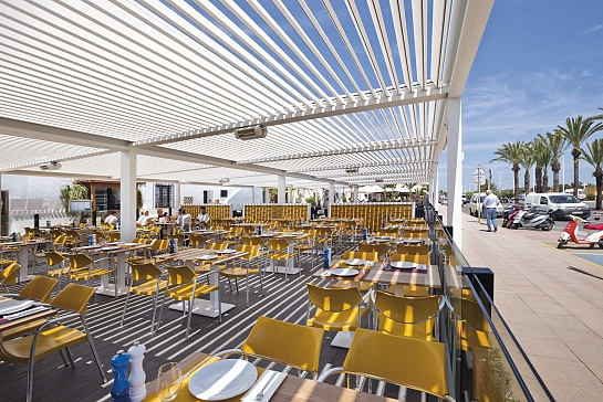 PÉRGOLA BIOCLIMÁTICA PROTEGIENDO LA TERRAZA DE RESTAURANTE MEDITERRÁNEO