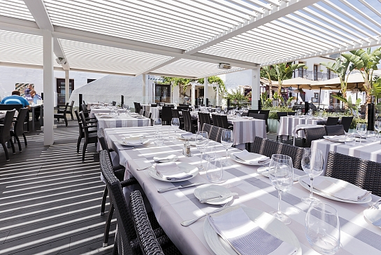 PÉRGOLA BIOCLIMÁTICA PROTEGIENDO LA TERRAZA DE RESTAURANTE MEDITERRÁNEO