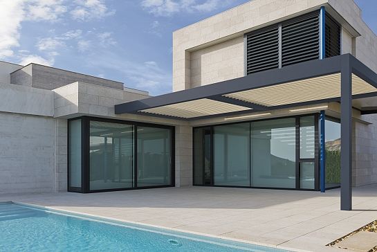 PÉRGOLA BIOCLIMÁTICA PROTEGIENDO LA TERRAZA DE UNA VIVIENDA EN URBANIZACIÓN DE LUJO